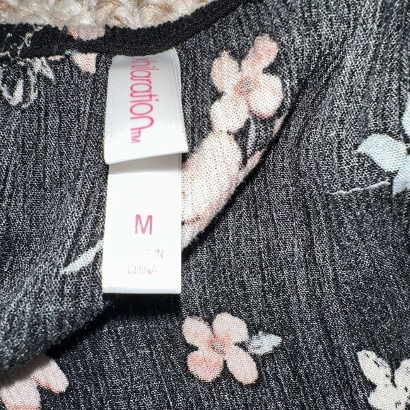 Women's Size Medium Floral Rayon Romper Bohemian Flutter Lace Sleeve: EUC - Picture 5 of 5